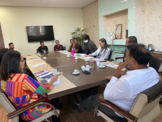 Executivo municipal negocia reajuste salarial e abono aos profissionais da educação