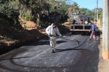Prefeitura asfalta rua Assis Chateaubriand, no bairro Pinhões
