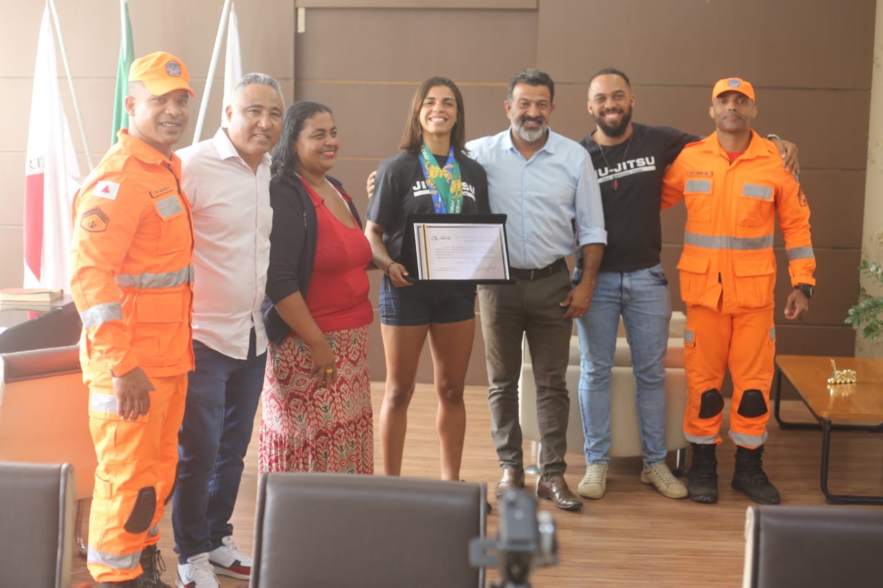 Luziense campeã mundial de Jiu Jitsu é recebida na Prefeitura