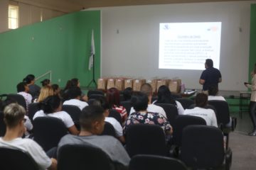 Programa Saúde com Agente entrega equipamentos de trabalho para agentes de saúde