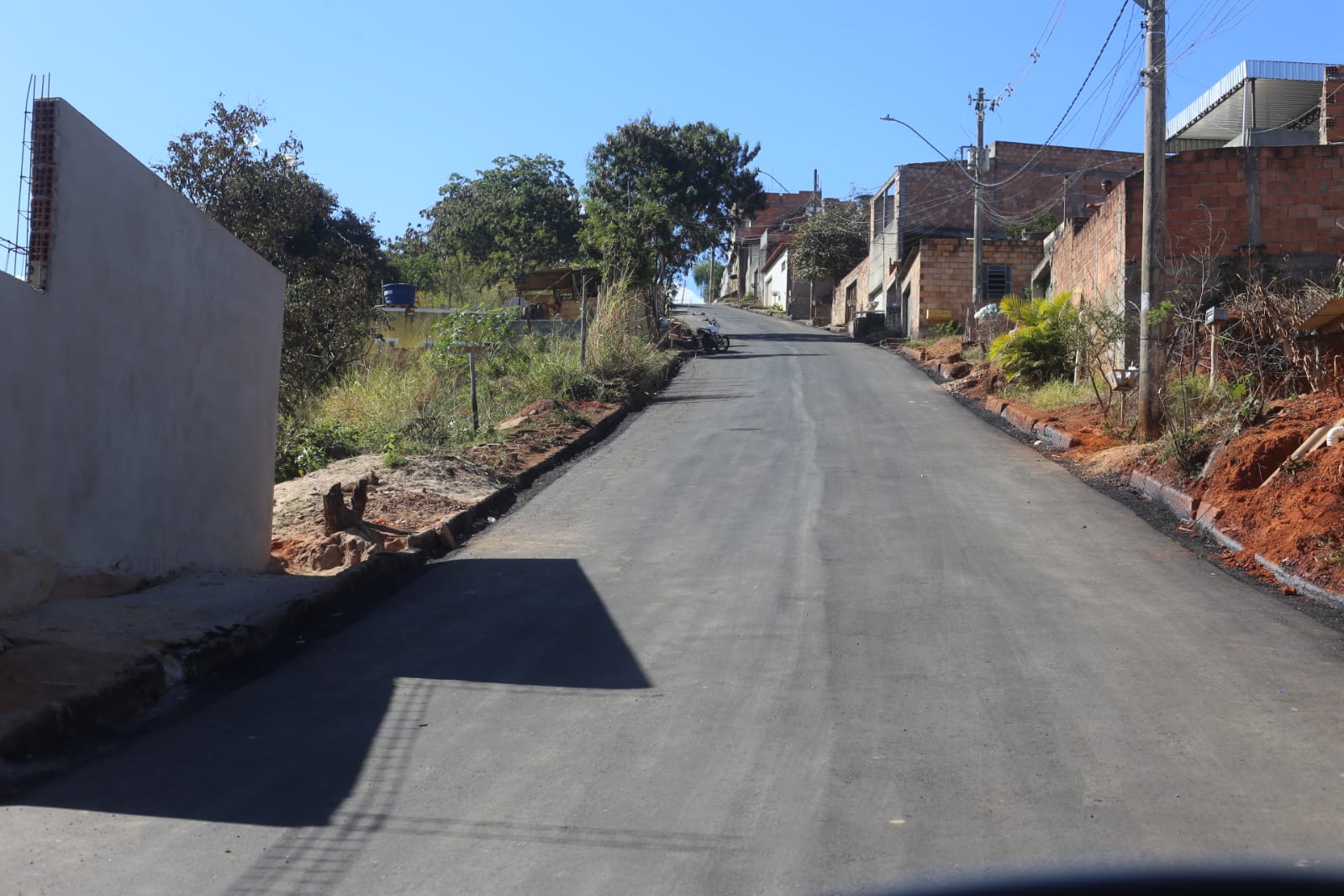 Prefeitura asfalta Rua Pontal promovendo melhorias na infraestrutura urbana do município
