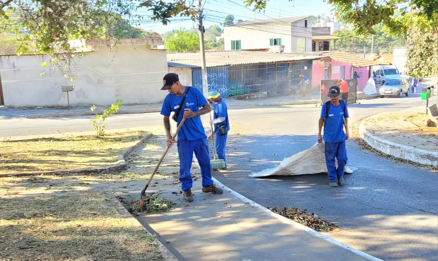 Prefeitura realiza serviços de capina no bairro Baronesa nesta quarta-feira