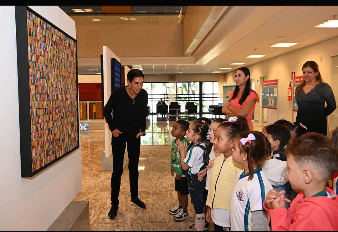 Alunos da E. M. José Augusto Resende visitam exposição no TJMG