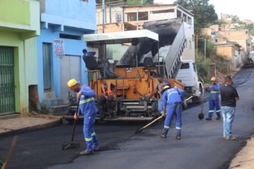 Prefeitura pavimenta Rua Carlos Antônio Cândido no bairro Palmital