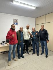 Destaque no UFC, atleta luziense Vitor Petrino visita Santa Luzia