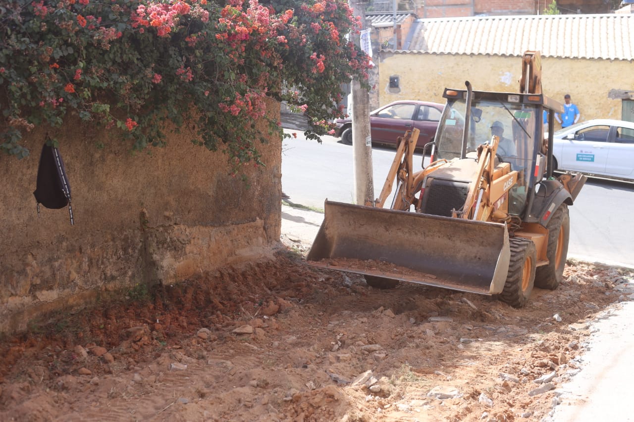 Iniciado calçamento da Travessa M no bairro Palmital