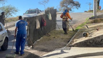 Serviços de capina e limpeza são realizados na cidade