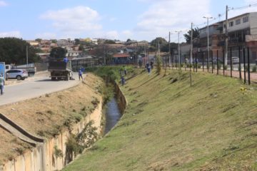 Prefeitura faz manutenção no Parque Linear