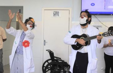 Palhaços da Alegria levam sorrisos ao Hospital Madalena Calixto