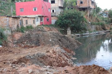 Prefeitura intensifica limpeza de córregos em decorrência do período chuvoso