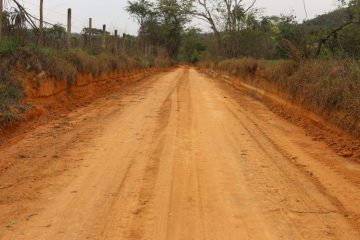 Estrada que liga Duquesa ao Palmital recebe patrolamento