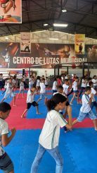 Alunos da Escola Municipal Luísa Rosália Diniz Kentish visitam Centro Municipal de Lutas