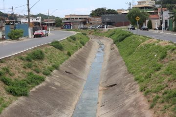 Prefeitura realiza limpeza de canal no bairro Adeodato