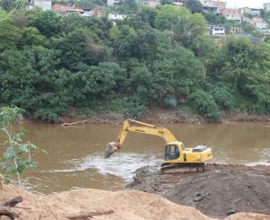 Prefeitura realiza desassoreamento do Rio das Velhas