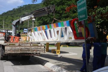 Revitalizado letreiro turístico da Praça de Pinhões