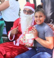 Alunos do Centro de Educação Integral e Integrada recebem visita do Papai Noel