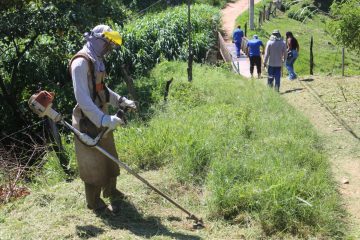 Prefeitura realiza limpeza e capina no bairro Colorado