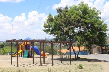 Prefeitura realiza trabalhos de manutenção e limpeza em praças da cidade