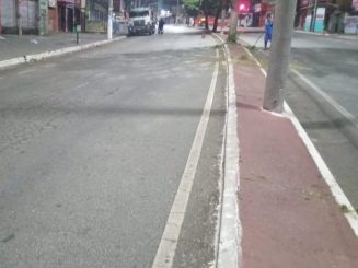 Prefeitura realiza serviço de capina e limpeza na Avenida Brasília