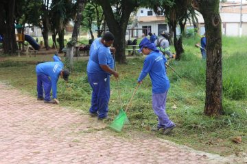 Prefeitura realiza serviços de limpeza na Praça Guilherme dos Santos