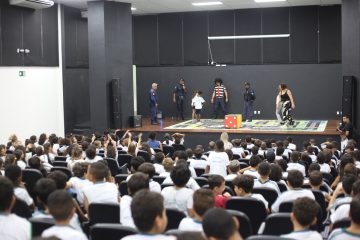 Prefeitura realiza palestra sobre Educação para o Trânsito no Teatro Municipal para alunos da Escola Municipal Modestino Gonçalves