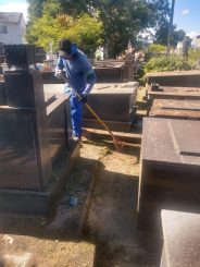 Cemitério do Carmo e Canal do Mandaguari receberam capina e limpeza essa semana