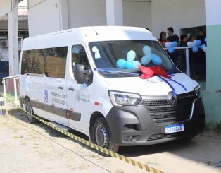 Prefeitura realiza entrega oficial de van para tratamento fora do domicílio