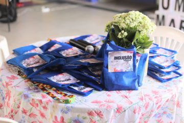 Prefeitura entrega Cordão de Girassol para famílias de crianças com deficiência