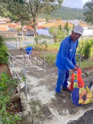 Bairro Frimisa e Campo do Ratão receberam serviços de capina esta semana