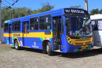 Prefeitura apresenta nova frota do transporte escolar e entrega uniforme para alunos do Centro Municipal de Educação Integral