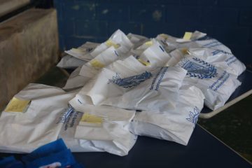 Prefeitura segue com a entrega de uniformes escolares e colar de girassol para alunos da inclusão