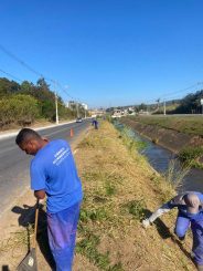 Seguem as obras de capina, limpeza e pintura de meio-fio