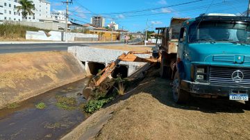 Prefeitura finaliza limpeza do canal da Avenida Raul Teixeira da Costa