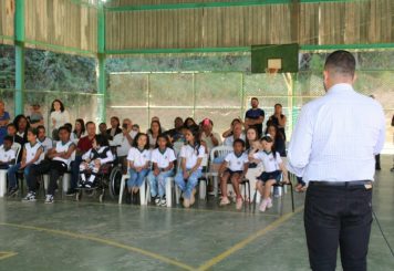 Prefeitura entrega uniformes e colares de girassol na Escola Municipal Marina Vianna de Castilho