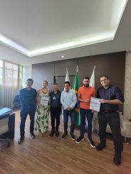 Prefeito e vice entregam alvarás a multinacionais instaladas em Santa Luzia