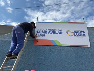 Santa Luzia inicia substituição das placas das escolas municipais