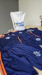 Kits escolares com novos uniformes serão distribuídos nesta sexta-feira