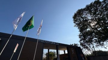 Prefeitura realiza substituição das bandeiras na portaria principal