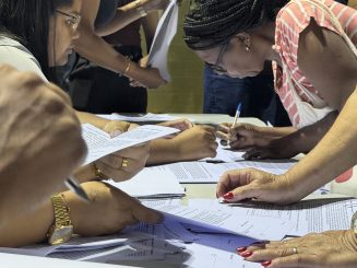 Moradores do Bela Vista assinam contratos do Programa REGMEL em Santa Luzia